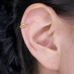 The unique star spiral hoop cartilage earring catches your eyes right away when you wear it out! Notice: Shown price is the 30% off discount price, code GOLD15 is not available. One Helix Piercing, Helix Piercing Ring, Titanium Belly Button Rings, Daith Hoop, Gold Cartilage Earrings, Ring Day, Conch Hoop, Daith Earrings, Dangle Belly Rings