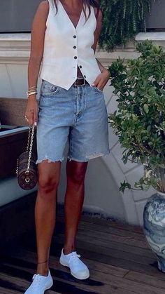 #outfitoftheday #outfitstyle #ootd #fashion Denim Short Street Style, Weekend Outfits For Women Summer 2023, Shorts And Vest Outfit Summer, Street Style Summer Outfits Inspiration 2023, Summer Street Style 2024 Women, 2024 Summer Street Style, Summer 2023 Fashion Trends Street Style, Denim Bermuda Shorts Outfit Street Style, Outfit Verano 2020