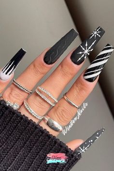 New Year Christmas Nails, Black Nail Designs Christmas, New Years Nails Acrylic Coffin, Black Red Christmas Nails, Black New Years Nails Acrylic, Christmas Nails Acrylic Black, Black Holiday Nails Christmas, Christmas Nails Black And Red, Black Christmas Nails Acrylic