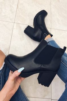 Black Shoe Boots, Heels Boots Outfit, Heeled Chelsea Boots, Boots For Short Women, Boating Outfit, Black Heel Boots, Casual Winter Outfits, Boots Outfit