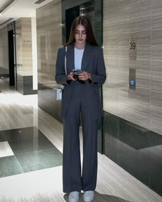 Casual Pantsuits For Women, Speech And Debate Outfit, Classy Outfits For School, Womens Navy Suit, Semi Formal Outfits For Women, Semi Formal Outfits, Professional Outfits Women, Business Outfits Women, Woman Suit Fashion