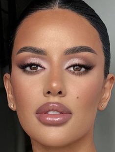 #makeup #fashion #glamour #glam #beautycare #womensstyle Make Up For Formal Event Night, Makeup To Wear With Green Dress, Makeup For Pink Dress Brown Eyes, Makeup On Asian Eyes, Trending Makeup Looks 2024, Bold Glamour Makeup, Cat Eye Wedding Makeup, Date Night Beauty, Glam Eyeshadow Looks