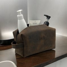 Looking for the perfect gift for your groomsmen? Look no further than this Groomsmen Gift SET that includes a stylish leather toiletry bag, perfect for storing all their grooming essentials. This set is the ideal groomsmen proposal idea or a thoughtful best man gift. Show your appreciation to your groomsmen with this practical and sophisticated leather dopp kit groom gift bag that they will cherish for years to come. Groomsmen Day Of Kit, Groomsmen Proposal Hunting, Groo.sman Gifts, Leather Groomsmen Gifts, Groomsman Gifts Cigars, Groomsmen Proposal Gifts, Groomsmen Looks, Groomsmen Gift Set, Leather Dopp Kit