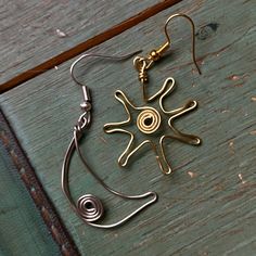 These handmade whimsical sun and moon earrings are the PERFECT accessory for summer. You can even mix and match with a coupon for 20% off your second purchase! Converse Art, Wire Sun, Sun And Moon Earrings, Whimsical Earrings, Hippie Crafts, Wire Jewelry Ideas, Aesthetic Sun, Nose Cuff, Cats Eye Ring