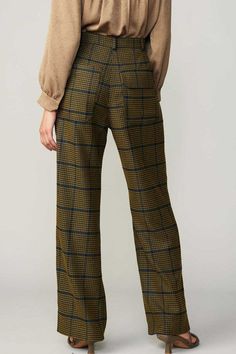 Long wide legged, check pattern pants with a high waist and side pockets. Available in navy-olive. Pair with our navy-olive check pattern jacket (Style #2220035) for the complete look! 84% Polyester, 14% Rayon, 2% Spandex Tweed Pants Women, Styling Brown Plaid Pants, Fun Patterned Pants, 70s Business Casual, Casual Professional Outfits, Patterned Pants Outfit, Patterned Dress Pants, Tartan Pants, Pattern Pants