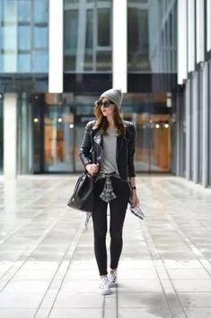 20+ Surprisingly Simple And Chic Black Leather Leggings Outfit For Fall – Being Ecomomical Good Outfits For School, Black Leather Leggings Outfit, Teen Spring Outfits, Good Outfits, College Outfits Summer, Leather Leggings Outfit, Look Grunge, Black Leggings Outfit, Black Leather Leggings