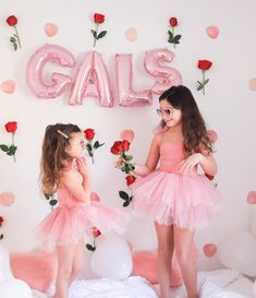 Valentine Kids Photoshoot Ideas, Valentines Day Photoshoot Kids, Valentine Photo Shoot Siblings, Indoor Valentines Day Photoshoot Kids, Sisters Valentines Photoshoot, Twin Valentines Day Pictures, Valentines Sibling Photos, Valentine Family Photo Ideas, Sister Valentines Photo Shoot