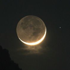 the moon and venus are seen through the clouds