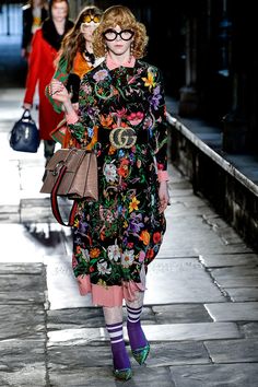 Gucci - Pasarela Floral Dress Runway, Resort 2017 Fashion, Dress Runway, Gucci Runway, Ellie Saab, Gucci Floral, Gucci Fashion, Runway Collection, Look Vintage