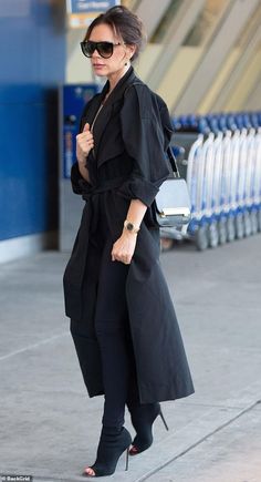 Victoria Beckham Black Outfit, Oversized Black Trench Coat Outfits, Oversized Black Trench Coat, Black Trench Coat Street Style, Black Burberry Trench Coat Outfit, Black Trench Coat Outfit Winter, Black Trench Coat Outfit Classy, Trench Coat Black Outfit, Navy Blue Trench Coat Outfit