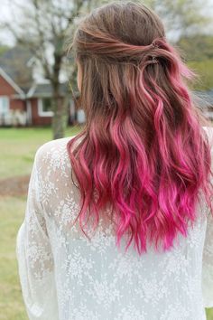 pinke haare, braune haare mit dunkelrosa spitzen, balayage Neon Pink Highlights In Brown Hair, Brown Hair With Pink Ombre, Pink Tips On Brown Hair, Pink Dyed Tips, Pink Hair Ends, Hot Pink Highlights In Brown Hair, White Ombre Hair, Best Ombre Hair, Hair Dye Tips