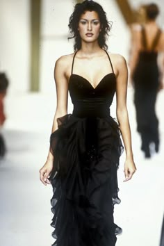 Valentino 1993, Valentino 2017, Vintage Runway Fashion, Nyota Uhura, Yasmeen Ghauri, Valentino Runway, 90s Runway Fashion, Runway Fashion Couture, Vintage Runway