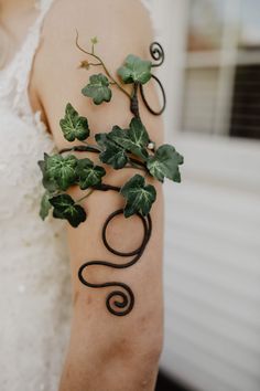 Nature Inspired Costumes, Nature Dress Aesthetic, Clothes Inspired By Nature, Ivy Tattoo Arm, Wood Fairy Costume, Nature Fairy Outfit, Dark Fae Costume, Leaves Costume, Druid Wedding