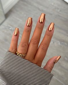 Nails Sophisticated Nails, Gold Chrome Nails, Natural Nails Manicure, Popular Nail Colors, Bridesmaids Nails, Chrome Nails Designs, Gold Nail Designs, Short Gel Nails, Cute Nails For Fall