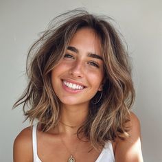 magnific kkku93Q9VaKkKXBaUrRT Medium Shag with Jagged Ends Shirt Hair Highlights, Medium Bob Wavy Hair, Short Layered Balayage, Bronde Haircolor With Bangs, Natural Balayage Short Hair, Short Hair Inspiration Color, Beach Short Hairstyles, Medium Length With Face Framing Layers, Beachy Balayage Brunettes