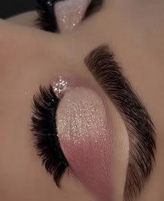 Quince Makeup Looks With Rhinestones, Light Pink Makeup With Gems, Rose Gold Makeup Looks Natural, Natural Makeup With Pink Eyeshadow, Light Pink And Gold Makeup Looks, Quinceanera Eyeshadow Looks, Natural Quince Makeup Looks Pink, Blush Pink Makeup Looks For Quince, Makeup Ideas Pink Eyeshadow