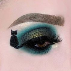 Halloween Eyeshadow Looks Easy, Spooky Eyeliner, Halloween Eyeshadow Looks, Eyeshadow Looks Easy, Halloween Eye Makeup Looks, Halloween Eyeliner, Eyeliner Inspiration, Halloween Eyeshadow, Creative Eyeliner