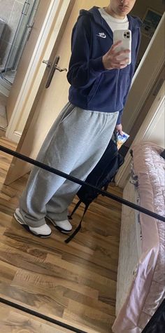 Sweatpants Men Outfit, Men Sweatpants Outfit, Sweatpants Outfit Men, Mens Street Wear, Outfit Inspo Y2k, Outfits Sweatpants, Leather Jacket Outfit Men, Sweatpants Outfits