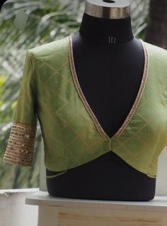 Blouse Designs High Neck, Blouse Designs Catalogue, Traditional Blouse Designs, Backless Blouse Designs, New Saree Blouse Designs, Latest Model Blouse Designs, Fashionable Saree Blouse Designs, Blouse Design Images, New Blouse Designs