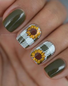 Maniology Nail Stamping Ideas, Cute Mom Nails, Green Sunflower Nails, Sunflower Fall Nails, Fall Green Nail Designs, September Nail Ideas 2024, Maniology Stamping Ideas, Fall Sunflower Nails, Sunflower Nails Design