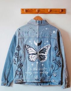 Jeans Jacket Design Ideas, Denim Painting Jacket, Jaket Jeans Custom, Jeans Jacket Painting, Custom Jacket Paint, Jean Jacket Design Ideas, Diy Denim Jacket Paint Ideas, Jean Jacket Painted Ideas, Painting Jean Jacket