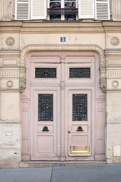 Pink Door in Paris - Everyday Parisian Boho Doors, Bathroom Decor Pink, Paris Door, Parisian Bedroom, Paris Kitchen, Bedroom Scene, Parisian Interior, Paris Home, Pink Door