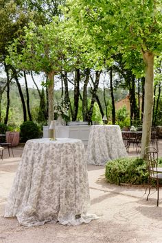 the table is set up for an outdoor event