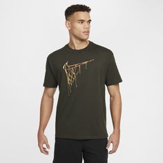 This tee offers a loose fit with soft midweight cotton to give a structured feel on the courts and beyond. Louis Vuitton Taschen, Sneaker Trend, Basketball T Shirt, Mens Basketball, Green Cotton, Emporio Armani, Nike Men, Casual Looks, Baskets