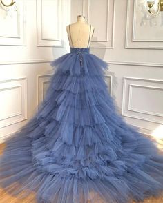 Blue V Neck Tiered ermeløs tyll promkjole, nydelig lang festkjole Ball Gown Prom Dress, New Prom Dresses, Photo Rose, Prom Dresses 2023, Long Party Dress, Long Formal Gowns, Prom Dresses 2024, Blue Party Dress, Corset Dress Prom