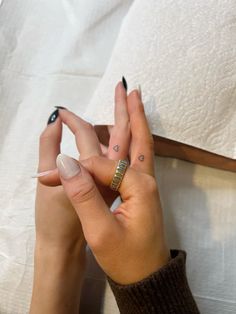 fineline | finger tattoo | minimalistic | friendship tattoos | heart tattoo | matching tattoos Very Small Matching Tattoos, Hearts On Finger Tattoo, Small Tattoos For Your Mom, Cute Tiny Tattoos Matching, Classy Matching Tattoos, Best Friend Matching Tats, Tatoos Fingers Ideas, Friend Minimalist Tattoos, Small Matching Family Tattoos