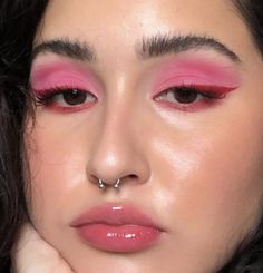 Follow @icyflameinfluence for more pins❄️🔥 Gel Eyeshadow Look, Pink Eyeshadow Looks, Red Eyeliner, 90s Makeup, Pink Eye Makeup, Makeup For Hazel Eyes, Pink Eye, Red Makeup, Pink Eyeshadow