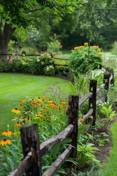 Berry Patch Layout Garden Ideas, Bloxburg Outside, Best Garden Layout, Garden Layout Ideas, Ideas For Front Of House, Front Garden Design, House Bloxburg, Garden Yard Ideas