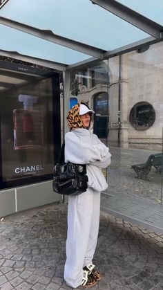 Printed Scarf Outfit, Scarf Over Hat Outfit, Scarf And Hat Outfit, Hat And Scarf Outfit, Ootd Scarf, Scarf Aesthetic, Adidas Samba Outfit, Chanel Scarf, Samba Outfit