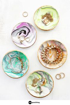 diy marbled clay ring dishes Inexpensive Diy Gifts, Fun Crafts For Teens, Diy Gifts Cheap, Diy Dish, Marbled Clay, Tanah Liat, Navidad Diy, Cadeau Diy, Pet Rocks