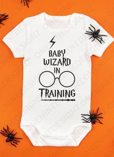 Harry Potter Baby Sewing, Harry Potter Newborn, Harry Potter Onesie Baby, Harry Potter Onesie, Harry Potter Babygrow, Harry Potter Baby, Mom Baby, Baby Svg, Baby Pics