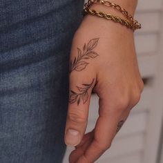 50 Beautiful Finger Tattoo Ideas for Women – May the Ray Simple Finger Tattoo, Finger Tattoo Ideas, Simple Hand Tattoos, Thumb Tattoos, Wrap Around Tattoo, Tato Minimal, Wrap Tattoo, Finger Tattoo For Women, Hand And Finger Tattoos