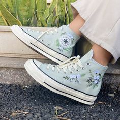 Platform Embroidered Converse, Blue Converse Embroidery Ideas, Blue Converse Aesthetic, 1970s Embroidery, Small Flower Embroidery, Light Blue Converse, Converse Ideas, Teal Converse, Converse Embroidery