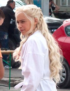 Emilia getting ready for a shoot (S4) Kahleesi Hair, Californian Hair, Game Of Thrones Set, Gra O Tron, Platinum Hair