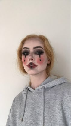 A practiced look for Halloween; scary mime with hearts Circus Halloween Costumes Women, Mime Makeup Aesthetic, Clown Costume Halloween Women, Mime Makeup Simple, Mime Costume Diy Women, Minimal Clown Makeup, Easy Clown Costume Women, Killer Clown Costume Women, Cute Creepy Clown