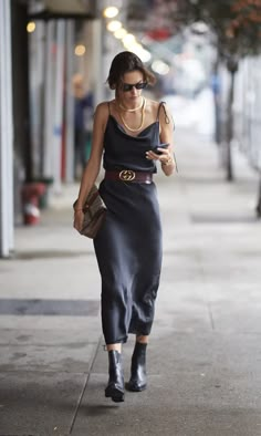 Slip Dress Street Style, Dress Like A Parisian, Parisian Women, Street Dress, Women Models, Mode Casual, Looks Black, Alessandra Ambrosio, 가을 패션