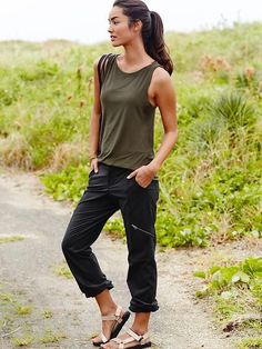 Camping Dress, Best Hiking Pants For Women, Best Hiking Pants, Trekking Outfit Women, Hiking Activities, Hiking Apparel, Summer Camping Outfits