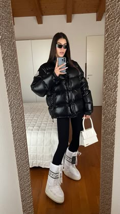 Moon Boots Outfit Style, Inuikii Boots Outfit, Moonboots Outfits, Moon Boot Outfit, Moncler Aesthetic, Outfit Montagna, Moon Boots Outfit, Snow Boots Outfit, Mode Au Ski