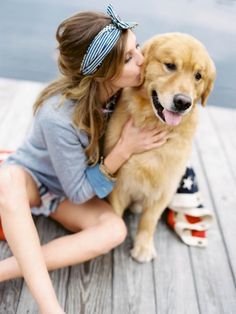 a woman kissing her dog with the caption'a veces el principee '