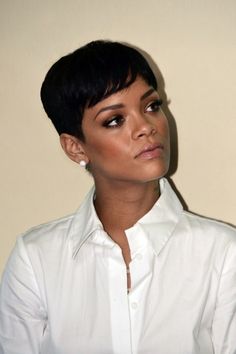 Pixy Hairstyle, Rihanna Pixie, Blond Pony, Rihanna Short Hair, Makeup Tip, Cool Short Hairstyles, Pixie Styles, Short Pixie Cut