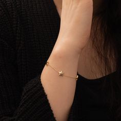 Celestial Stars Bracelet in 14K Real Gold, Dainty Star Bracelet, Initial Star Bracelet, Gift For Her, Minimalist Bracelet, Bridesmaid Gifts ★ DETAILS: * Gold Material: Solid Gold (no gold-filled or no gold plated material) * Gold Karat: 14K (%58,5) * Available gold color: Yellow Gold * Available chain: Cable * Available chain thickness: 0.95 mm * Star size: 8 mm * Star thickness: 2.50 mm ★ Bracelet Length Options: 6.0-inch bracelet (Little Girl) 6.5-inch bracelet is adjustable 6.0 inc (Teen - X- Stars Bracelet, Celestial Stars, Bracelet Initial, Etsy Bridesmaid Gifts, Star Bracelet, Minimalist Bracelet, Bracelet Gift, Real Gold, Gold Material