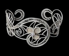 Clizia Ornato. Filigree Bangle, Wire Art Jewelry, Birthday Gift Mom, Handmade Silver Jewellery, Handmade Silver Jewelry, Rings And Bracelets, Art Jewelry Contemporary, Filigree Jewelry, Bangles Making