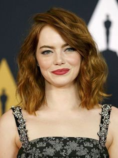 Oval Face Hairstyles, Side Swept, Oval Face Shapes, Great Hairstyles, Round Faces, Oval Faces, Red Lipstick, Emma Stone