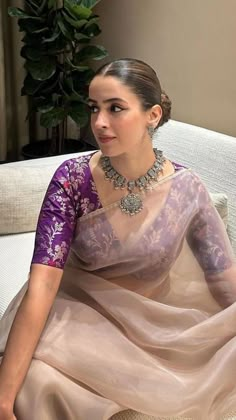 Indian Ware Dresses, Sanya Malhotra In Saree, Ash Color Saree Blouse Combination, Unique Saree Combination, Colour Combinations Clothes For Wedding, Sanya Malhotra Saree, Saree Colour Combination Ideas, Modest Blouse Designs, Party Wear Indian Sarees