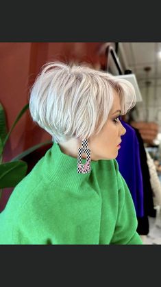 Choppy Bob Hairstyles For Fine Hair, Longer Pixie Haircut, Amazing Hairstyles, How To Curl Short Hair, Hairstyles For Girls, Edgy Short Hair