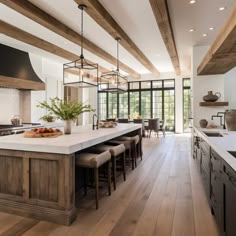 Spanish Kitchen Design, Spanish Kitchen, Timeless Kitchen, Farmhouse Kitchen Design, Classic Kitchen, Farmhouse Interior, Kitchen Inspiration Design, Farmhouse Style Kitchen, Modern Farmhouse Kitchens